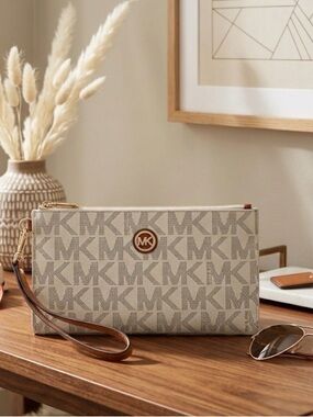 Michael Kors Fulton Large Zip Clutch Wristlet Vanilla Signature Excellent Clean